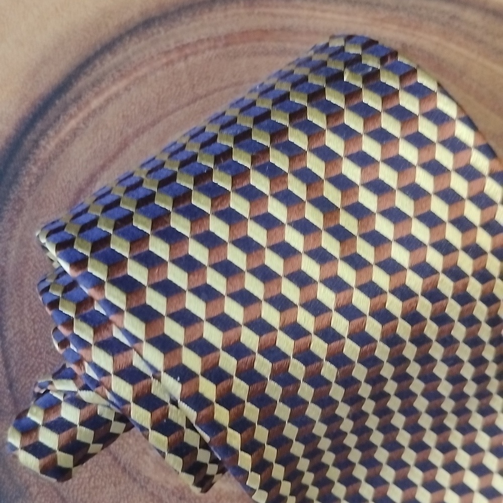 Zegna Geometric Cube Print Gold & Black w/Blue Hues Beautiful Men's Silk Tie - Picture 2 of 7